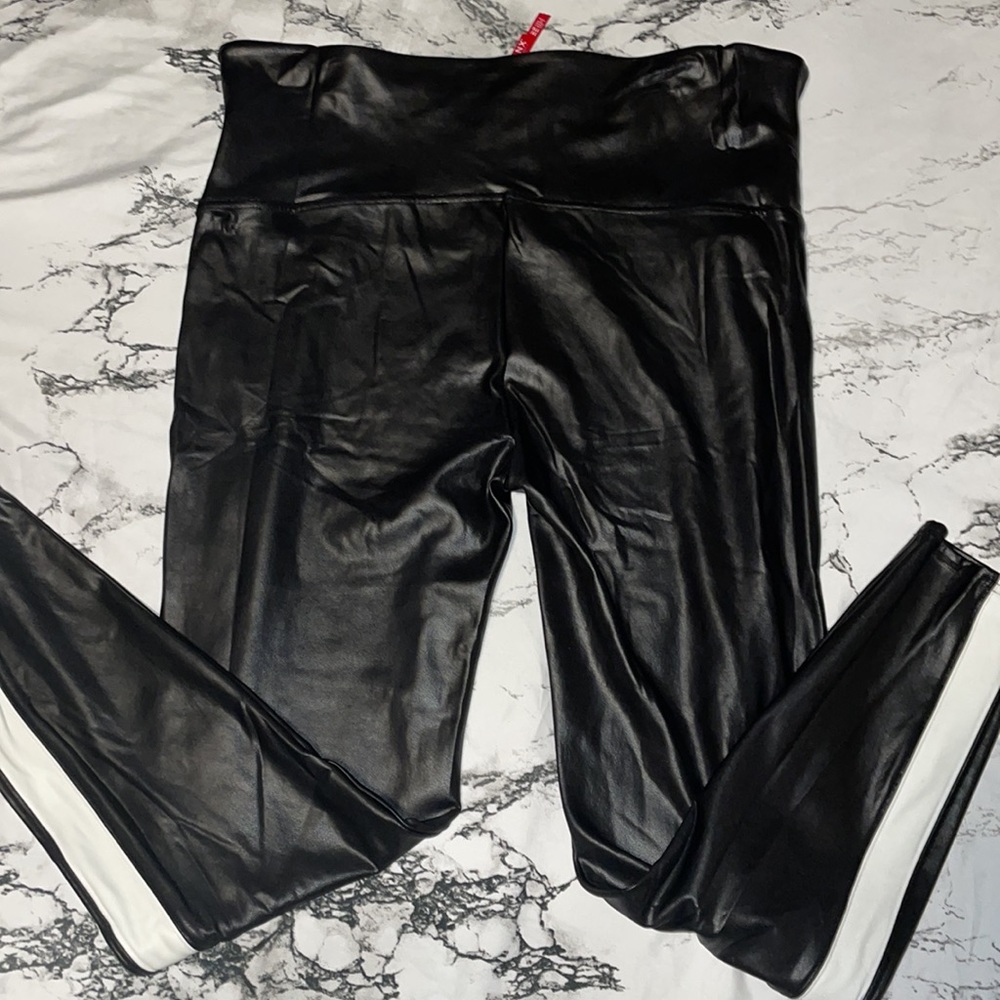 Spanx Black & White Striped High Rise Faux Leather Leggings plus Size 3X - Picture 5 of 7